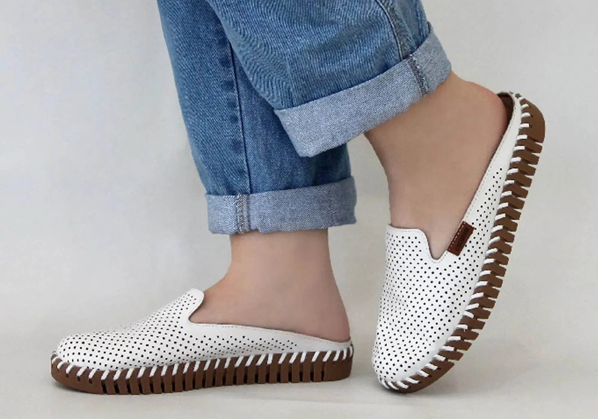Bottero Holland Womens Comfort Leather Closed Toe Open Back Mules Bottero Shoes